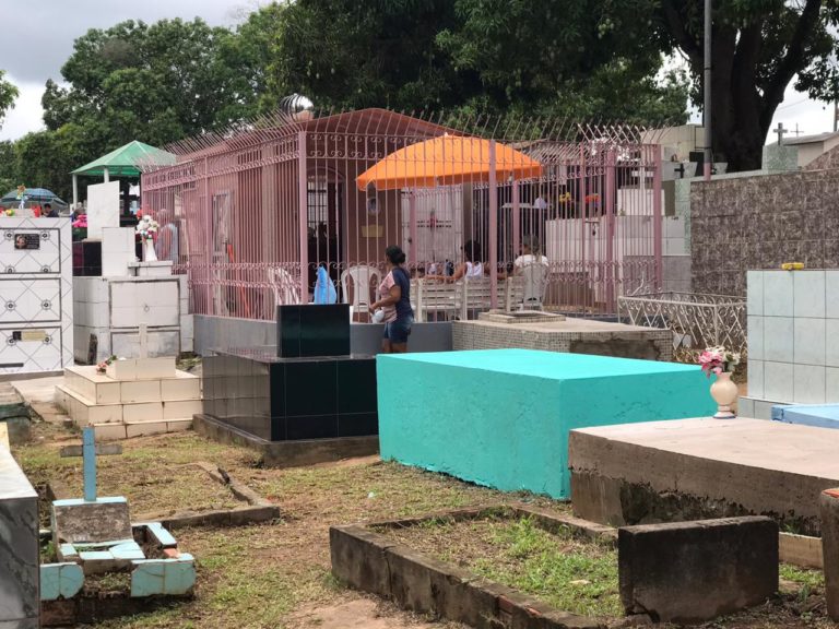 Corpos desaparecem de cemitério, agressão em bar, variante Delta no AC e cabeleireira carbonizada; mais lidas