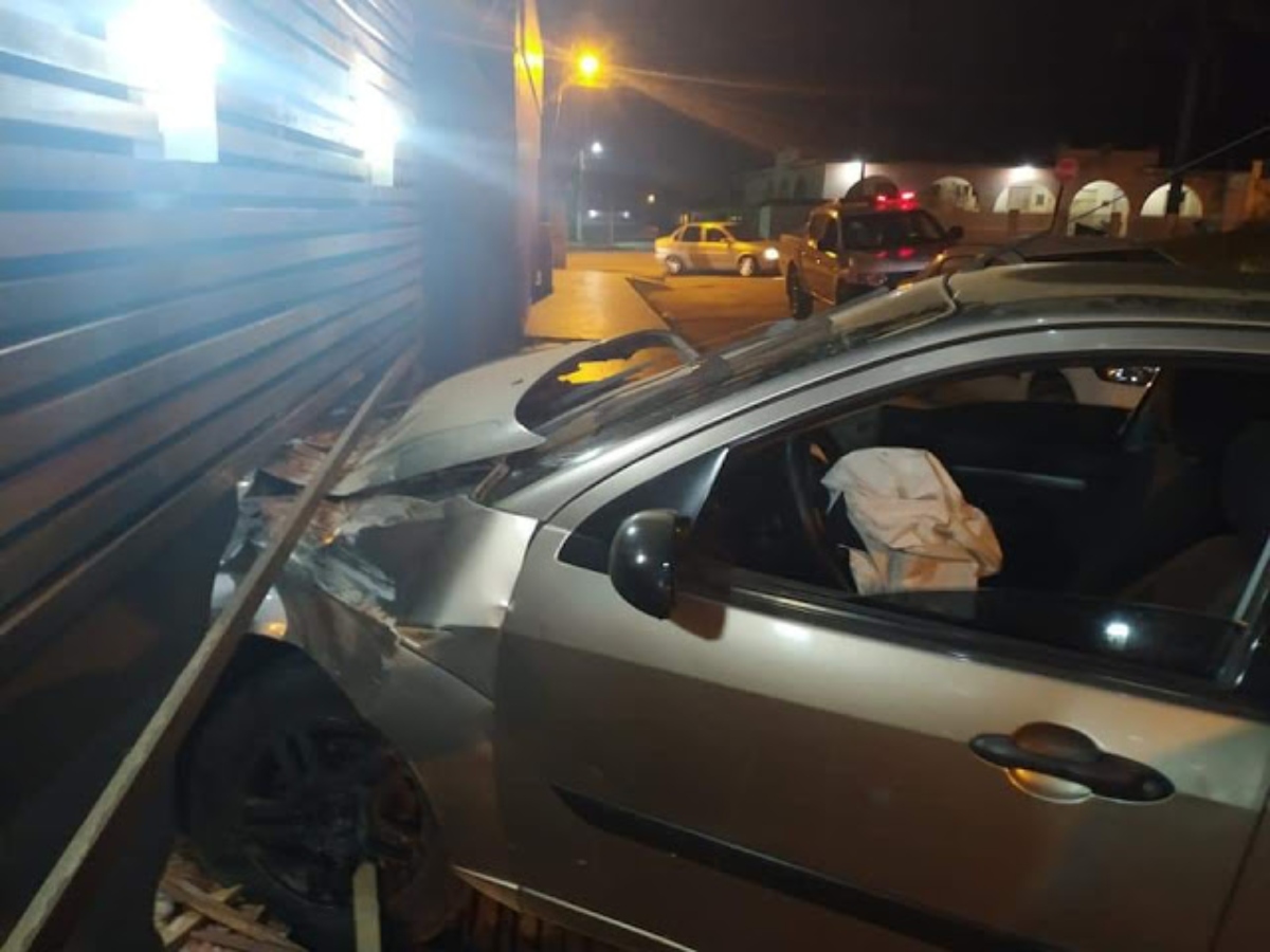 Dirigindo embriagado, homem bate carro contra outro veículo e loja no interior do AC