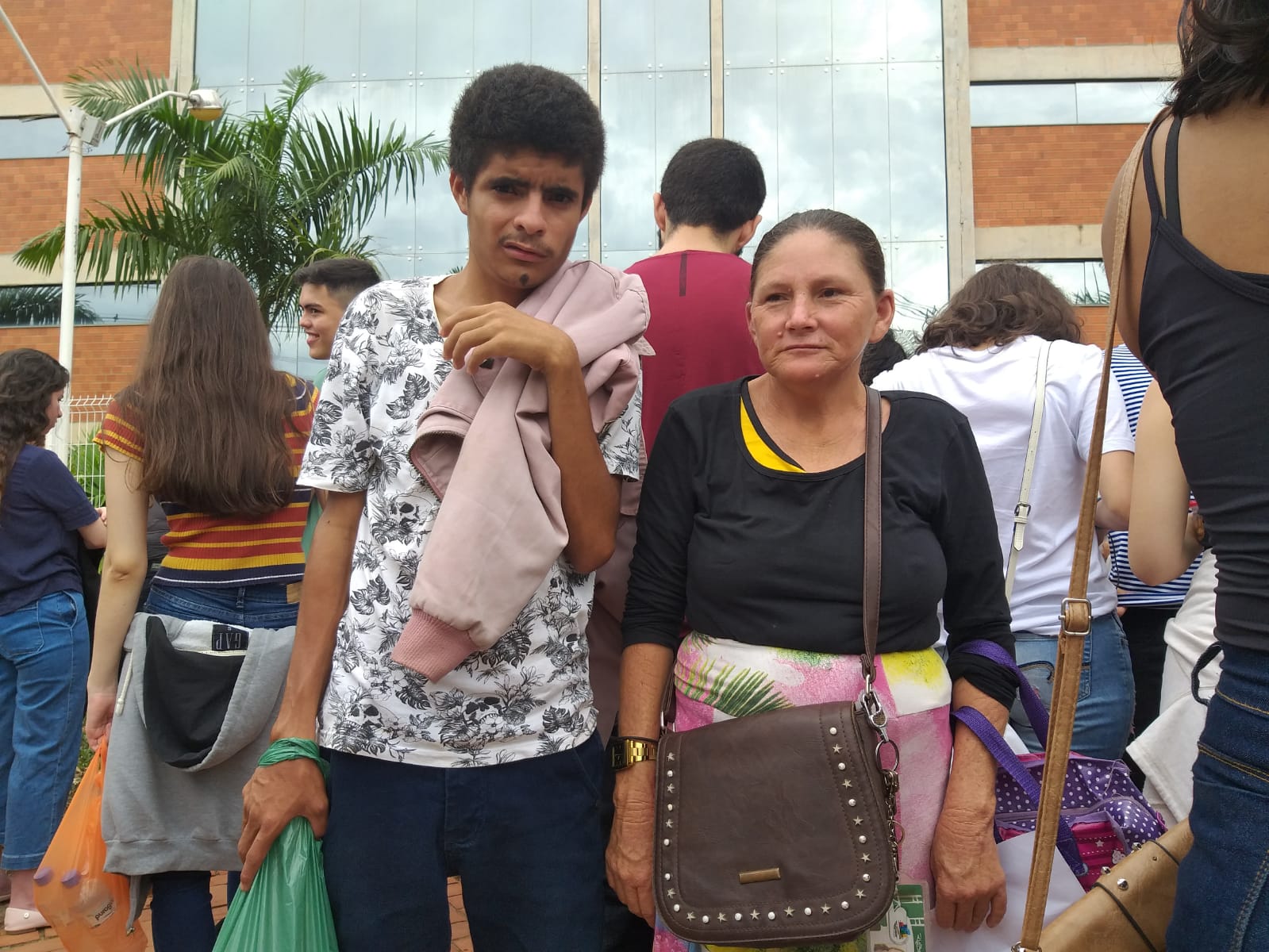 Mãe acompanha filho com deficiência em seu primeiro ano de Enem: “É meu orgulho”
