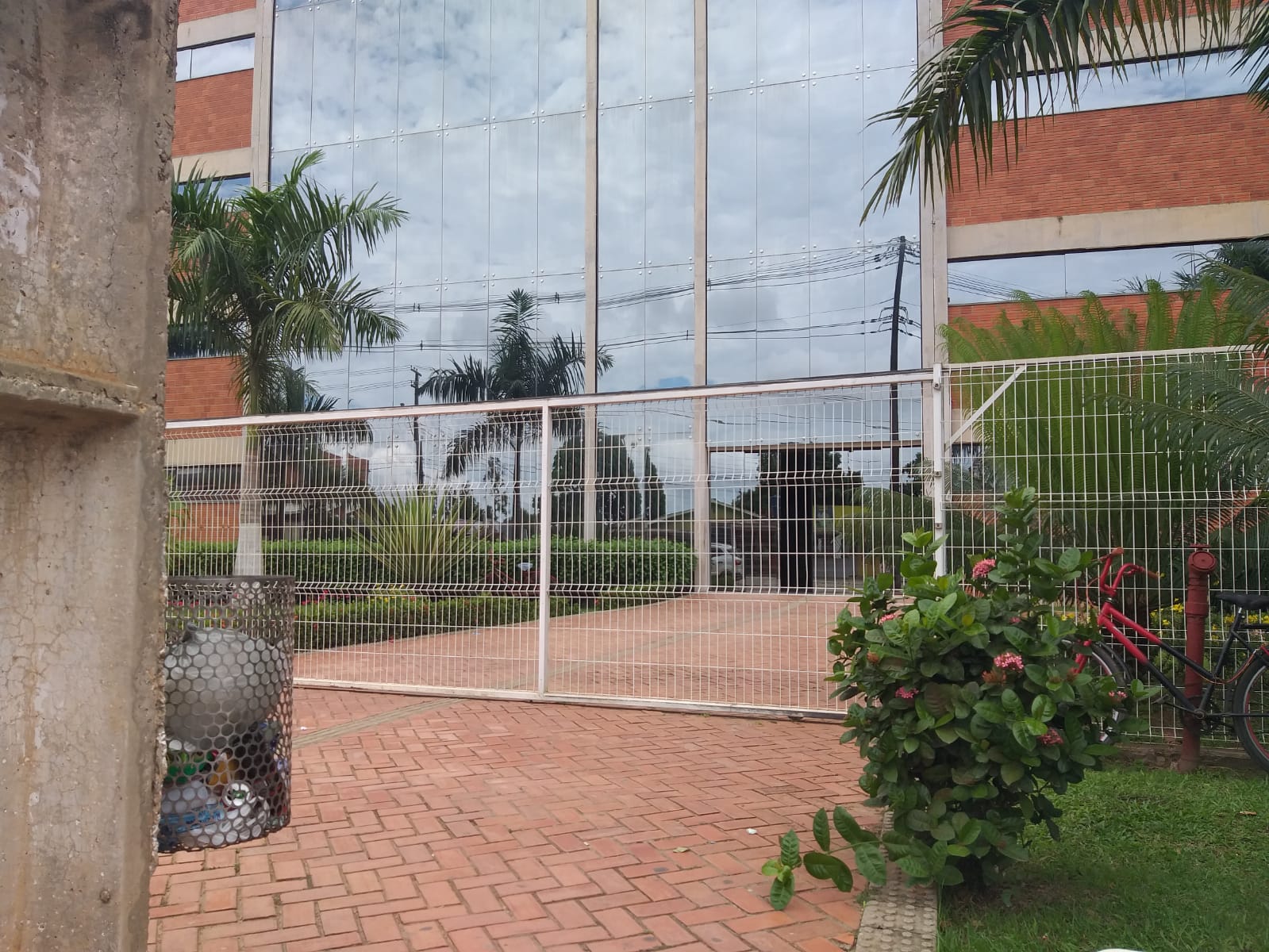 Mulher chega atrasada no primeiro dia de Enem no Acre e lança ameaça: “Vou processar”