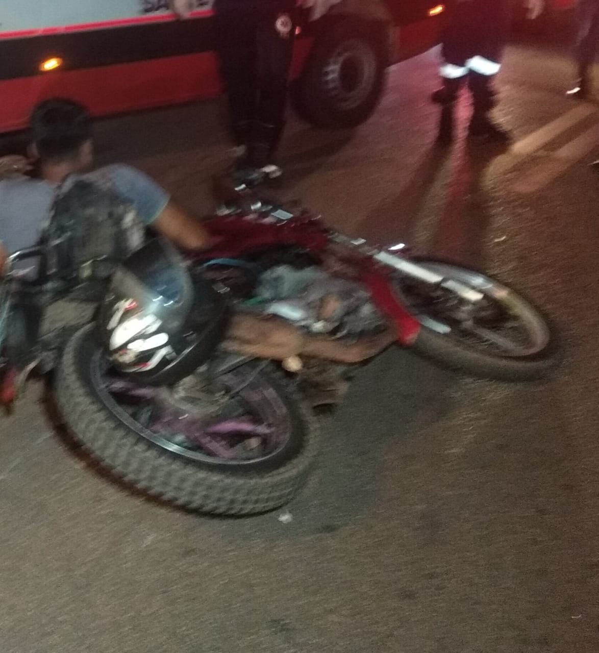 Idoso é atropelado por moto ao tentar atravessar a Rua Rio de Janeiro, em Rio Branco