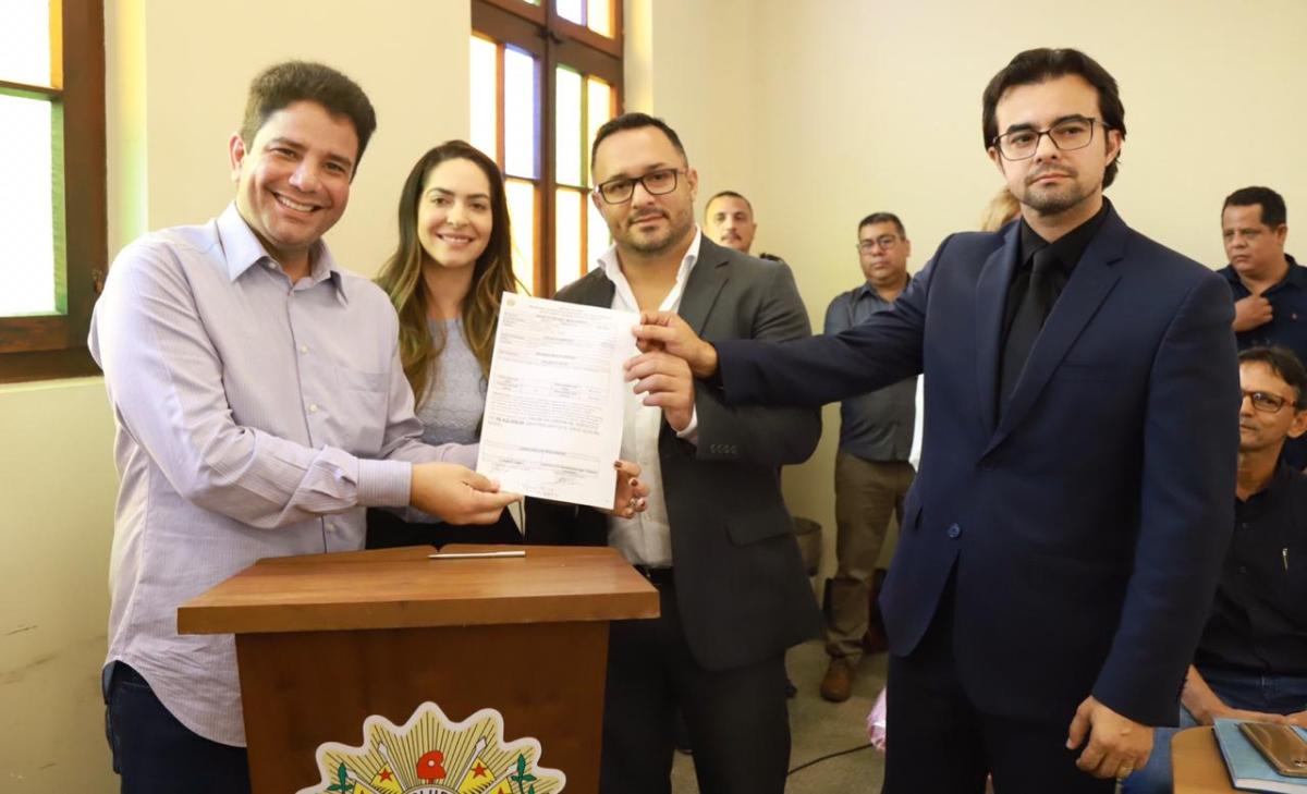 Gladson Cameli assina ordens de serviço para reformas em Cruzeiro do Sul