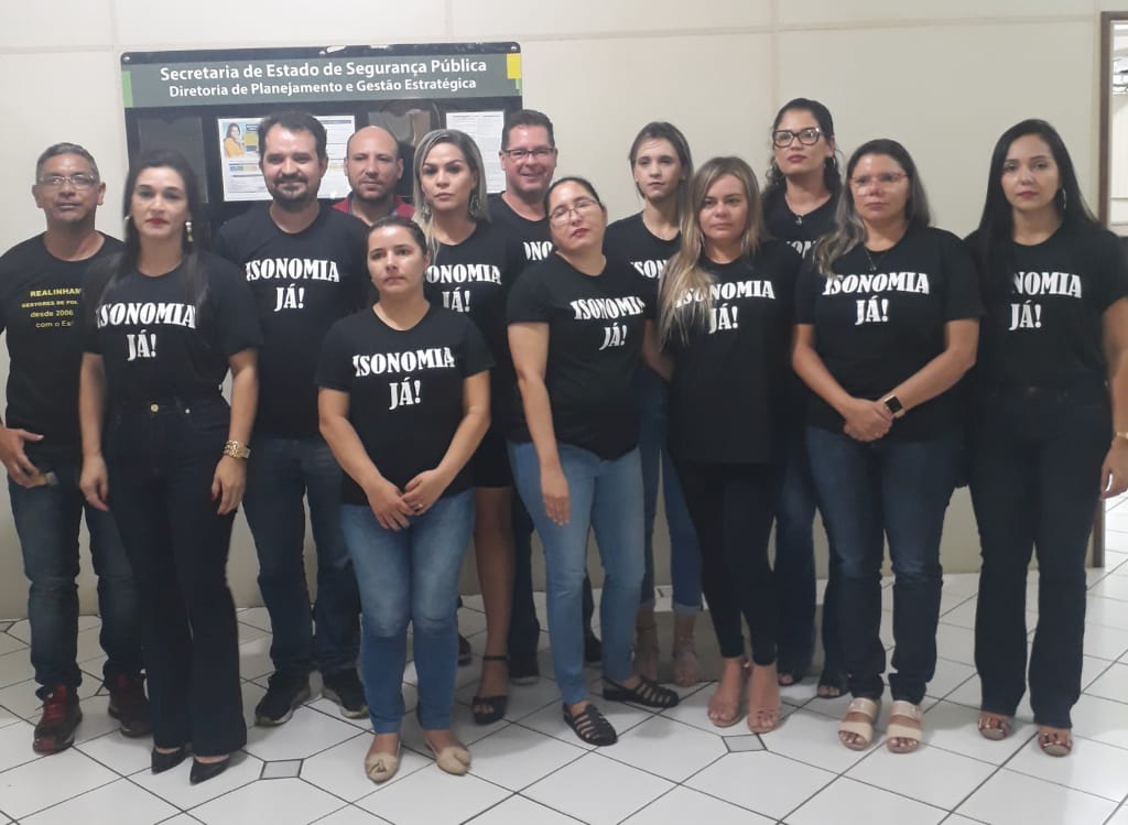 Gestores e técnicos de políticas públicas fazem manifestação em frente ao Palácio nesta terçades