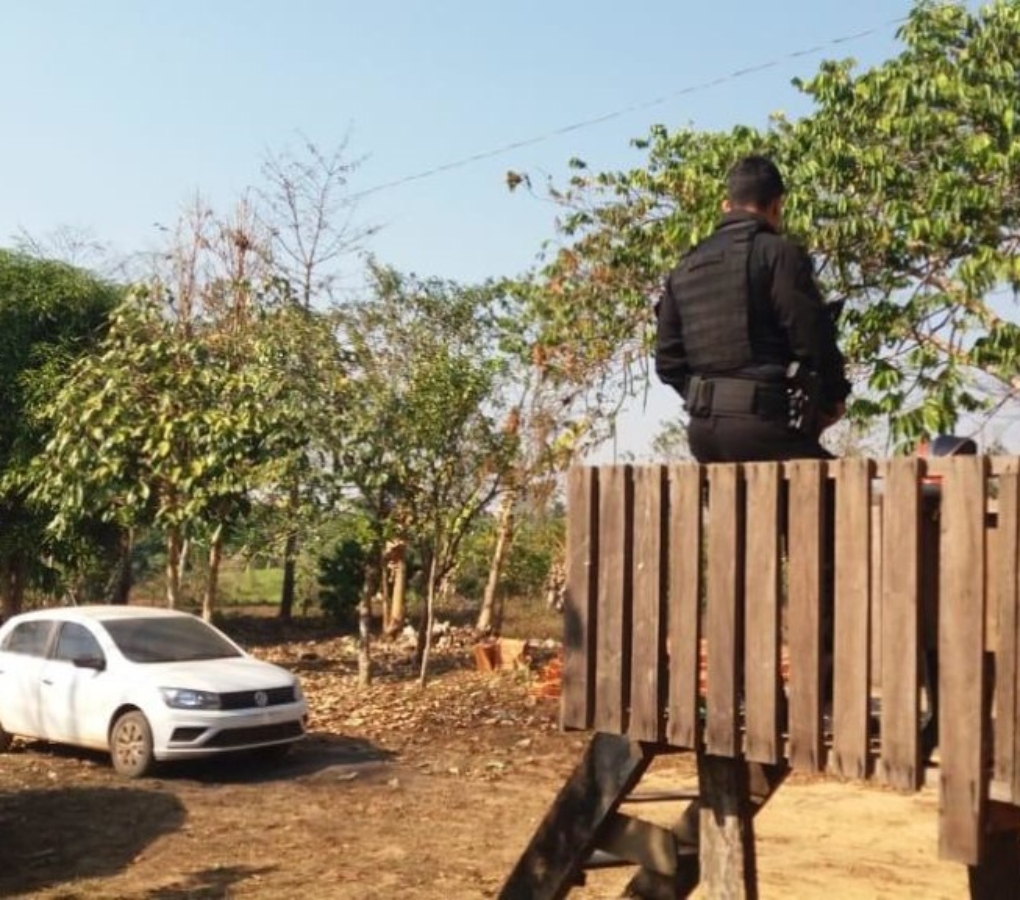 Homem escondido em mata surpreende dois em ramal e atira contra eles