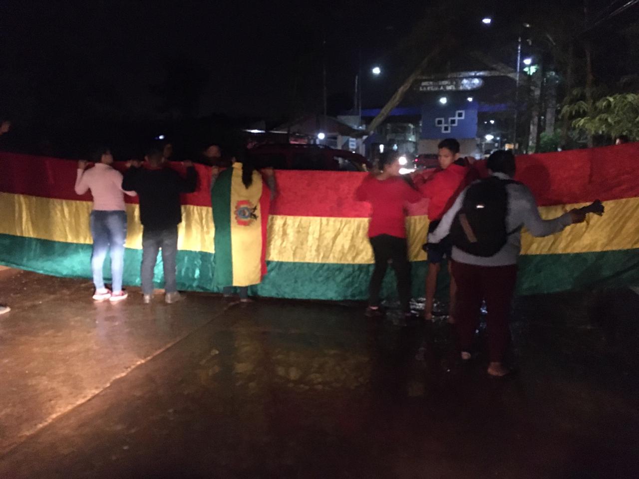 Manifestantes contra eleição na Bolívia bloqueiam ponte de acesso ao Brasil pelo AC