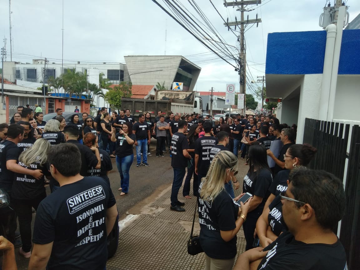 Técnicos e gestores de políticas públicas do estado fazem protesto em frente à Casa Civil
