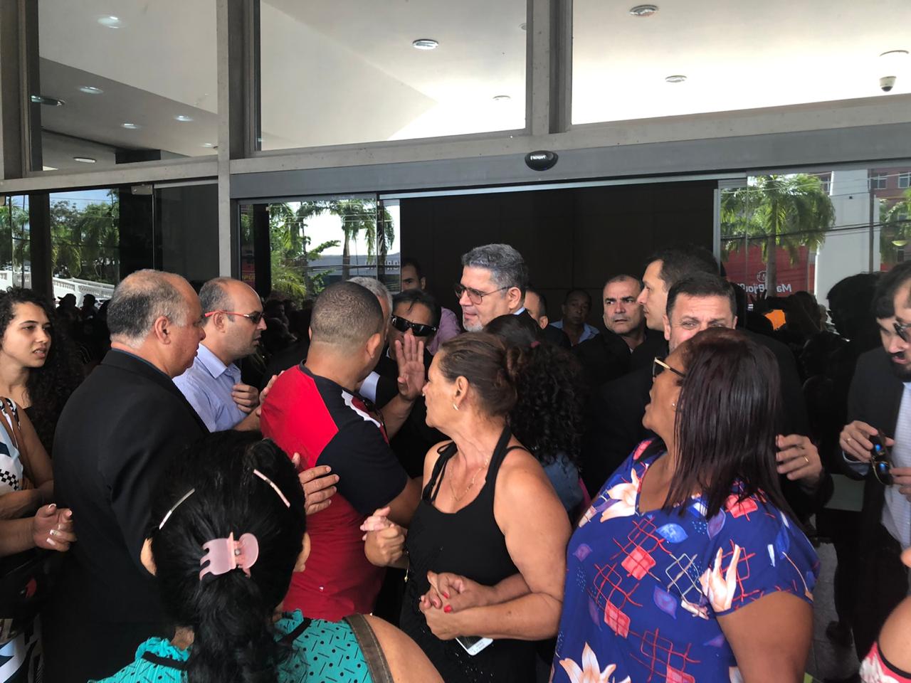 Manifestantes barram entrada de funcionários e assessores na Aleac em protesto contra reforma