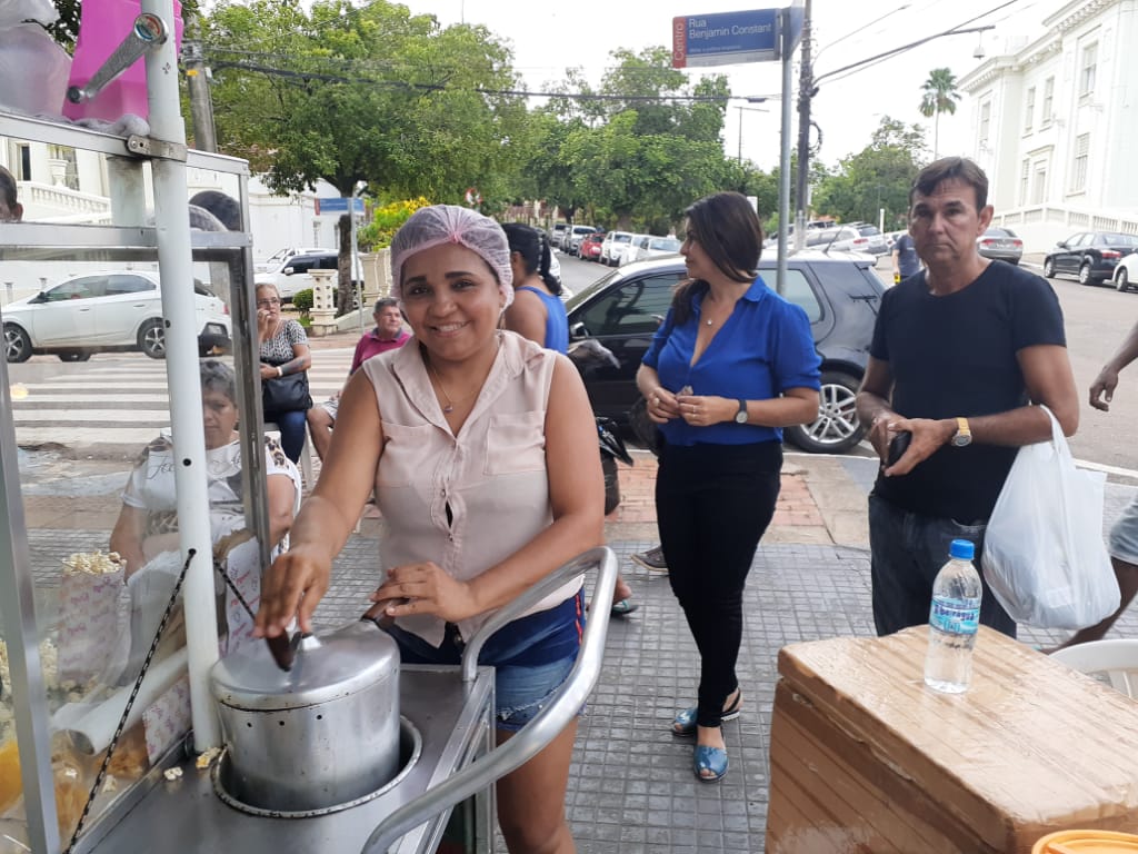Pipoqueira que trabalha nas imediações da Aleac faturou bem nos últimos dias
