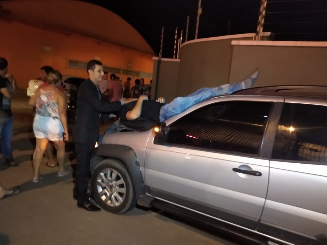 Motoqueiro vai parar em cima de capô de carro após ser ‘fechado’ por outro veículo