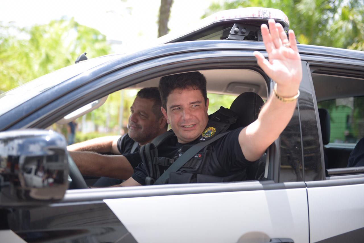 Cameli sai dirigindo primeira das 127 novas viaturas da segurança em carreata pela cidade