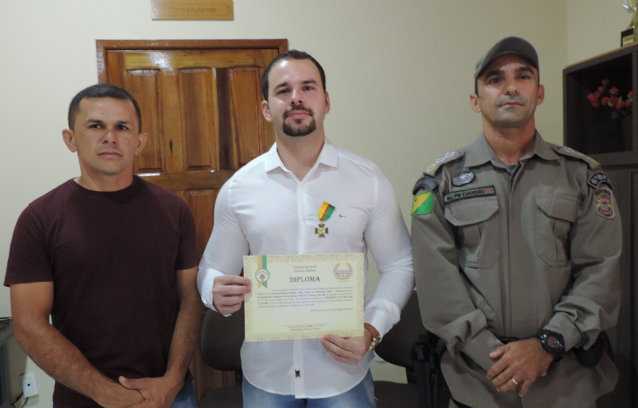 Promotor do MPAC é condecorado com a Medalha do Mérito “Plácido de Castro”, em Sena