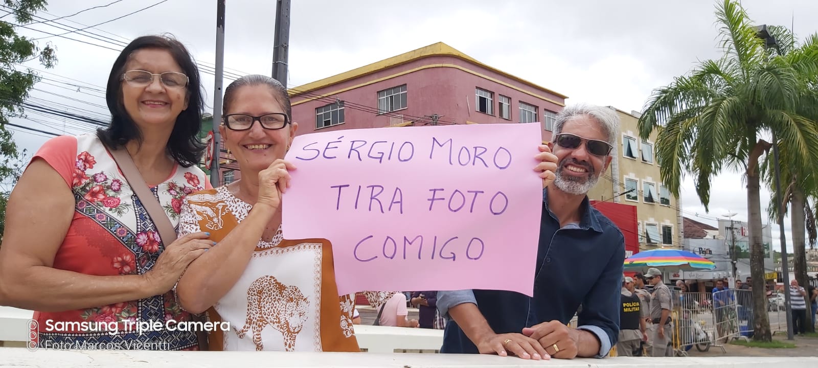 Populares aguardam Sérgio Moro em Rio Branco com cartaz pedindo foto