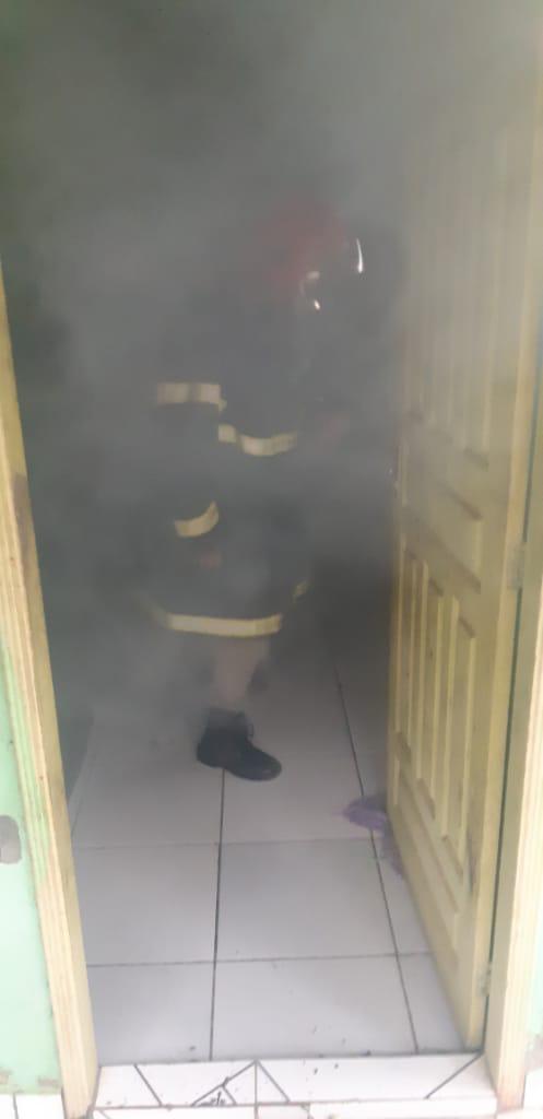 No interior, mulher sai para trabalhar, deixa panela no fogo e quase incendeia apartamento