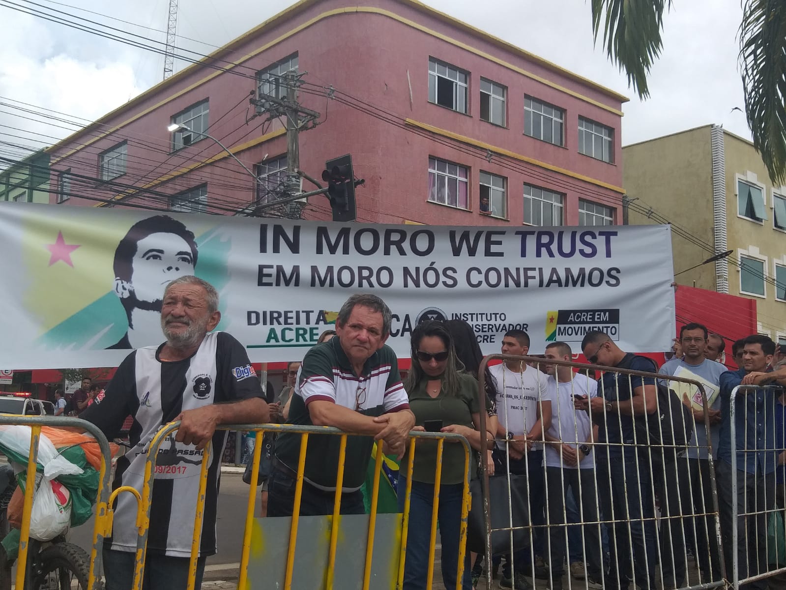Manifestantes pedem a ministro Sérgio Moro que prenda Lula novamente