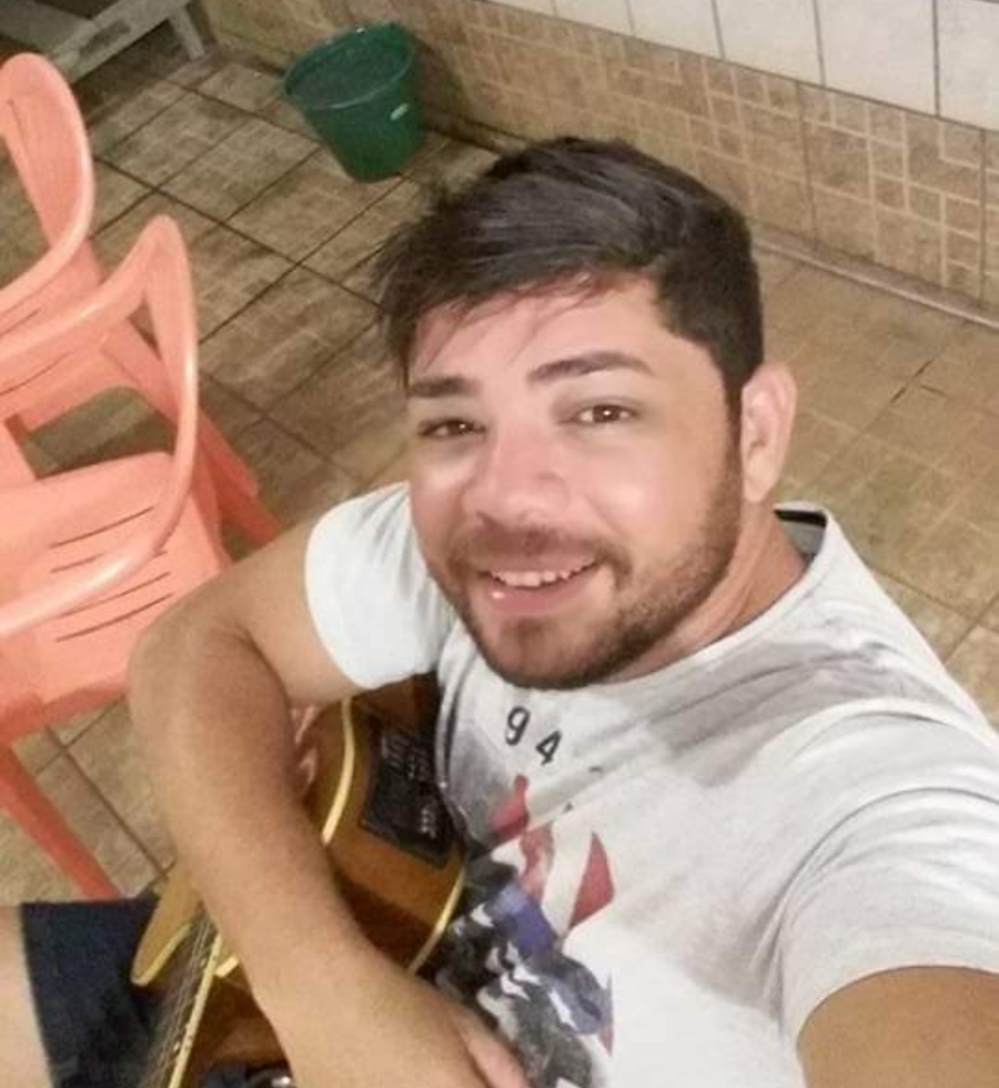 Corpo encontrado carbonizado dentro de carro na noite de terça é de cantor sertanejo