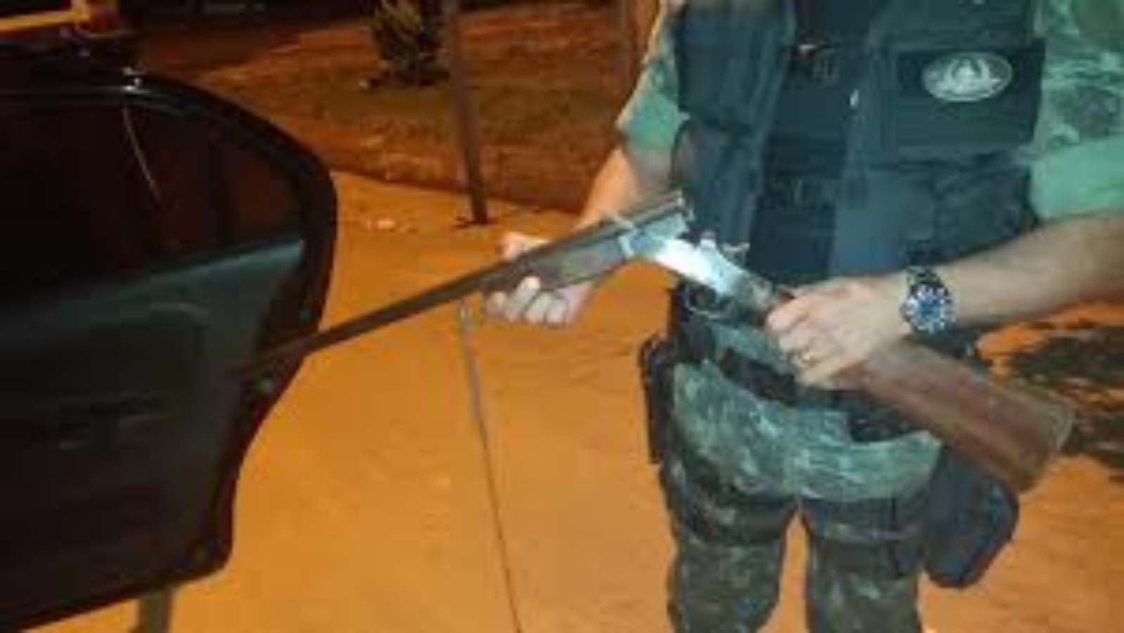 Um é preso e dois menores apreendidos com espingarda na Transacreana