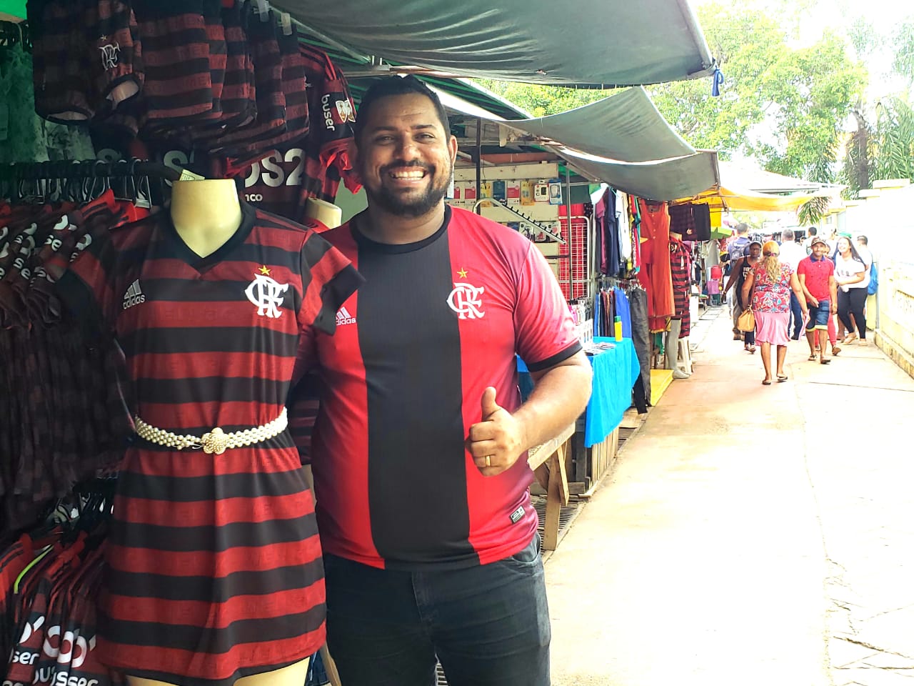 Torcedor do Flamengo, comerciante diz vender 20 camisas do time por dia