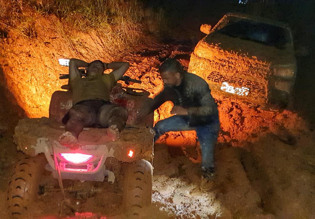 Bombeiros regatam homem picado por surucucu e enfrentam atoleiro em 40km de ramal