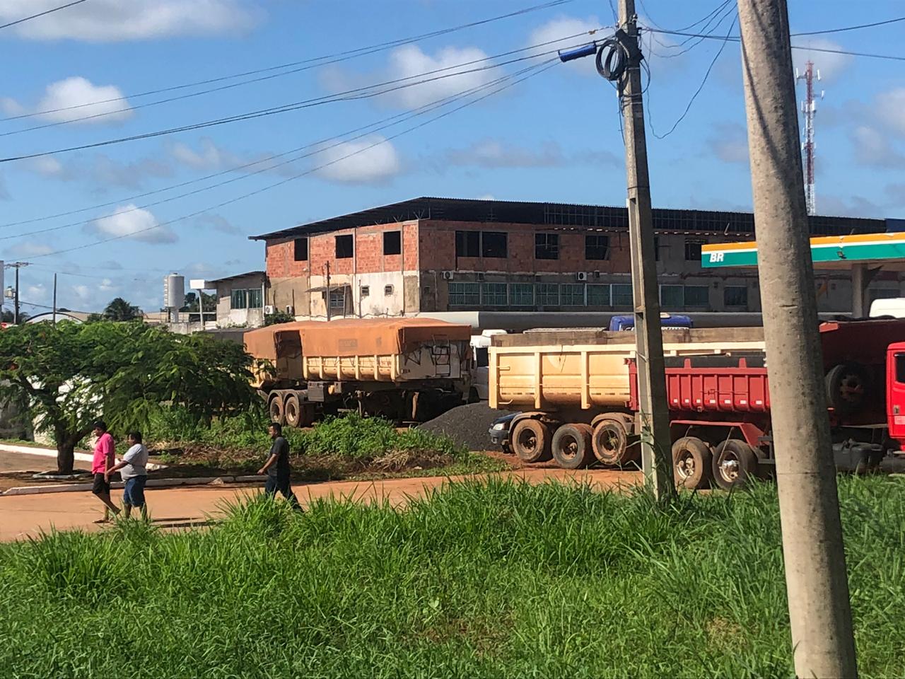 Caminhoneiros fecham AV. Chico Mendes contra atraso de repasses do governo