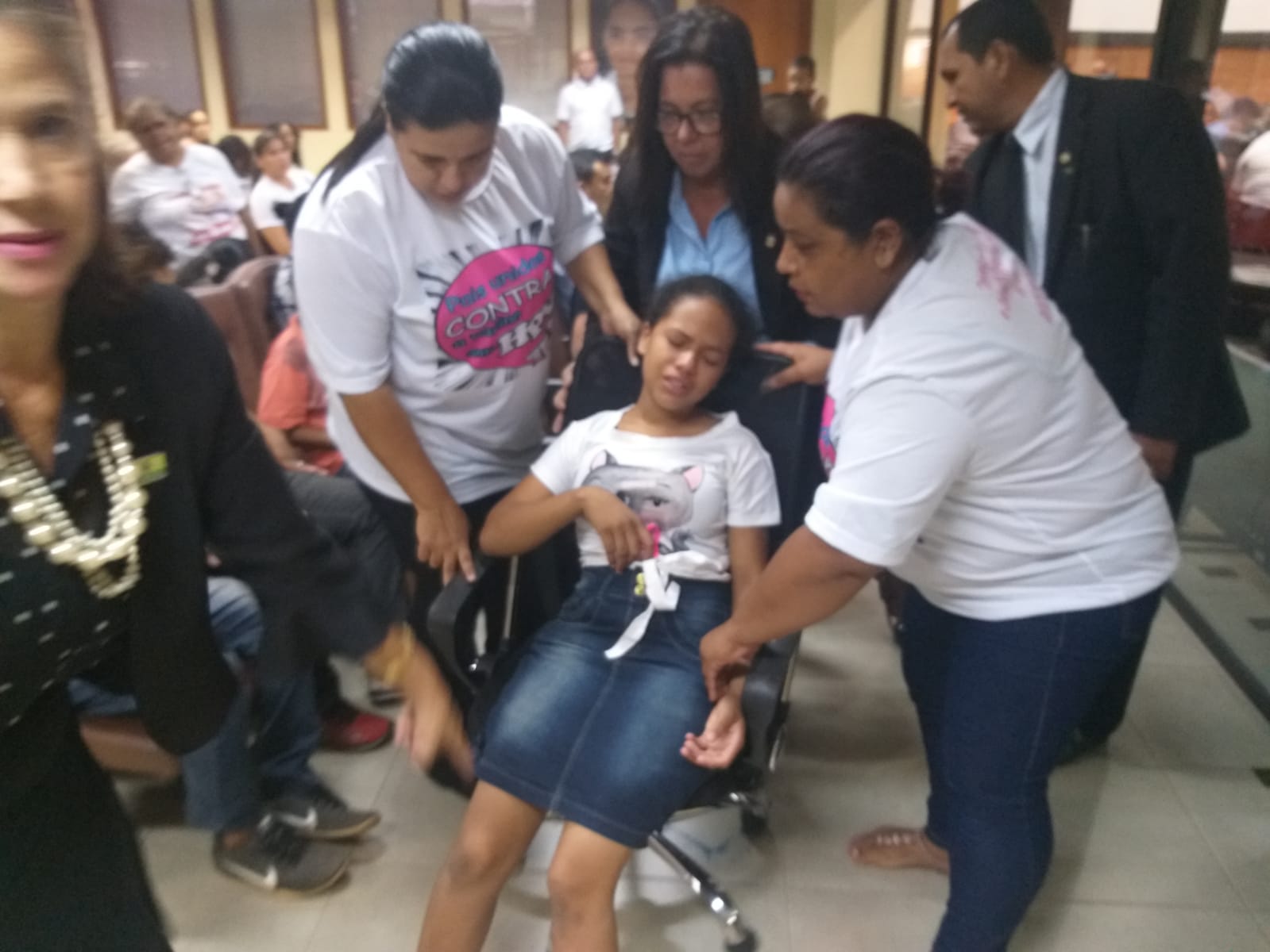 Menina com sequelas da vacina contra HPV passa mal e precisa ser atendida na Aleac