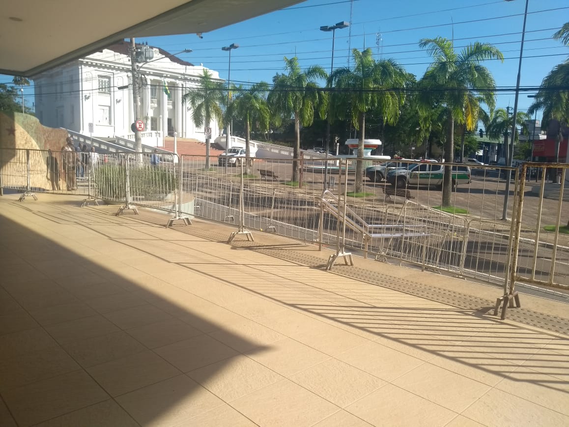 Grades são colocadas na Aleac e segurança é reforçada para garantir votação da reforma