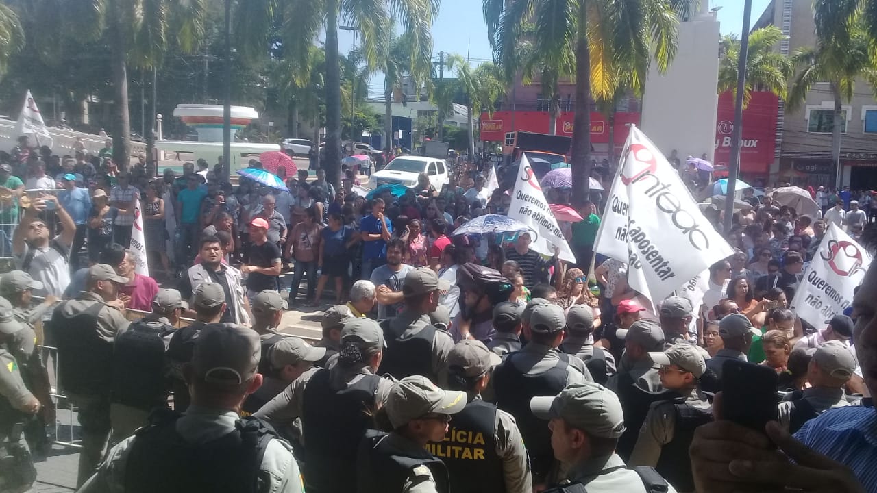 Manifestantes fecham Getúlio Vargas em protesto contra votação da reforma