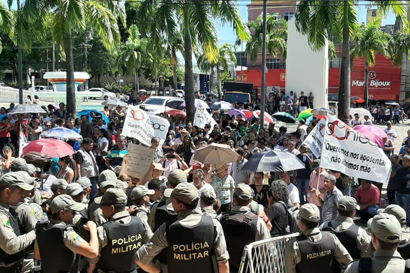 Manifestantes confrontam polícia e pedem retirada de grades que impedem entrada na Aleac