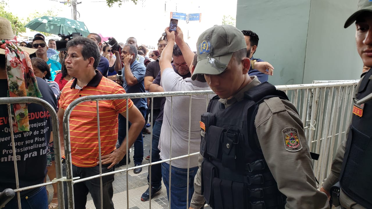 Manifestantes jogam ovos em militares e prometem furar bloqueio e entrar na Aleac