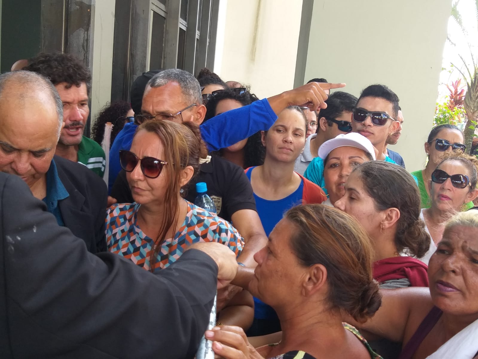 Vídeo: manifestantes bloqueiam entrada da Aleac: “Ninguém entra e ninguém sai”