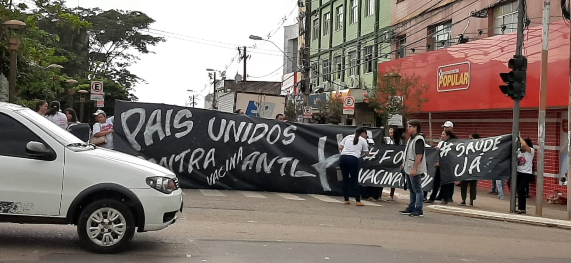 Mães de vítimas da vacina contra HPV fecham rua em protesto contra médico de SP