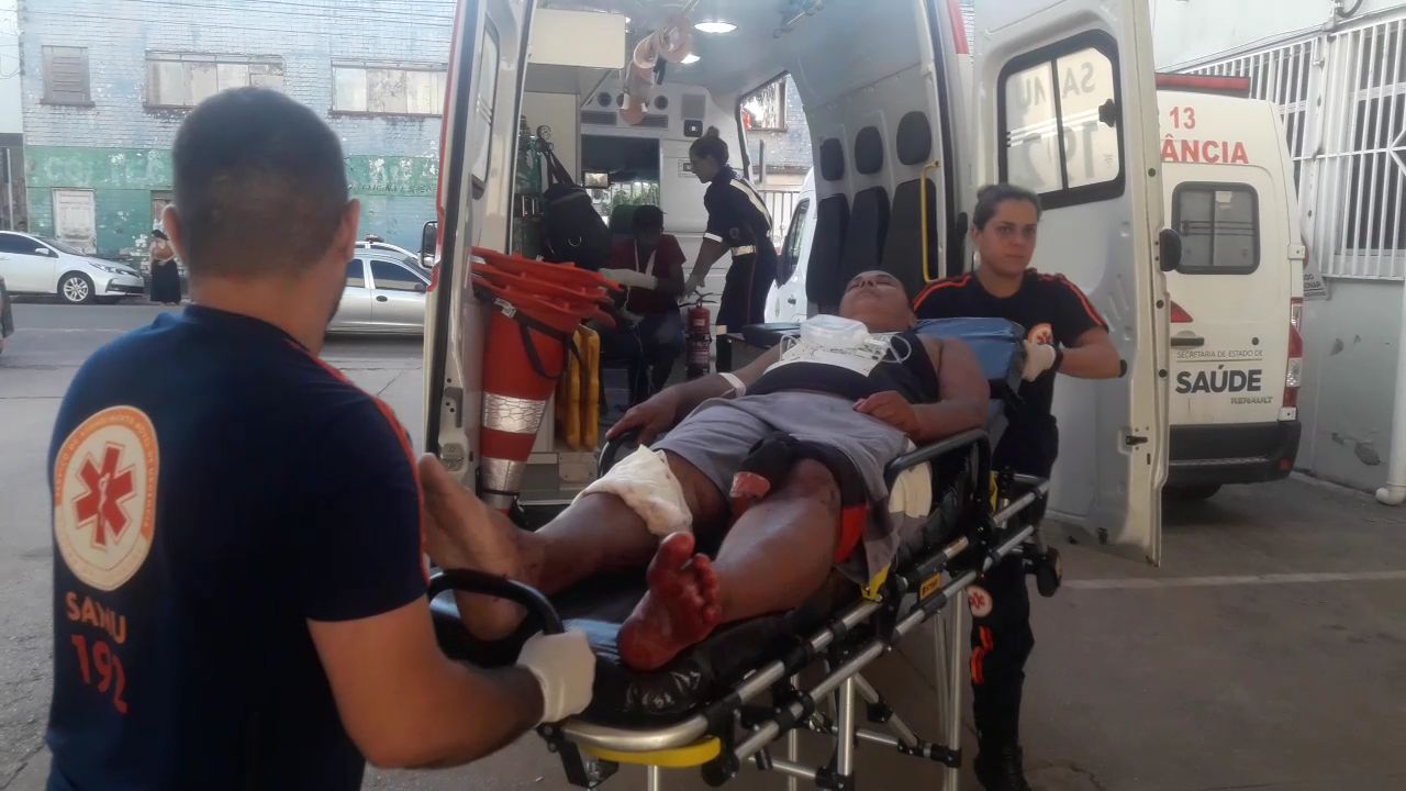 Atiradores descem de carro vermelho e atingem dois homens com arma de fogo Atiradores descem de carro vermelho e atingem dois homens com arma de fogo