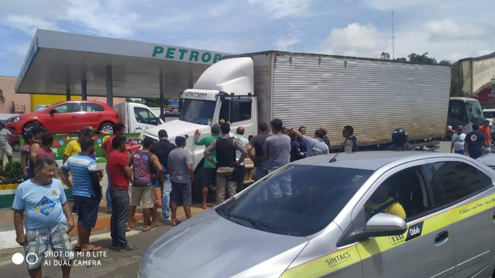 Caminhoneiro é encontrado morto dentro de caminhão em Cruzeiro do Sul; ele teria infartado