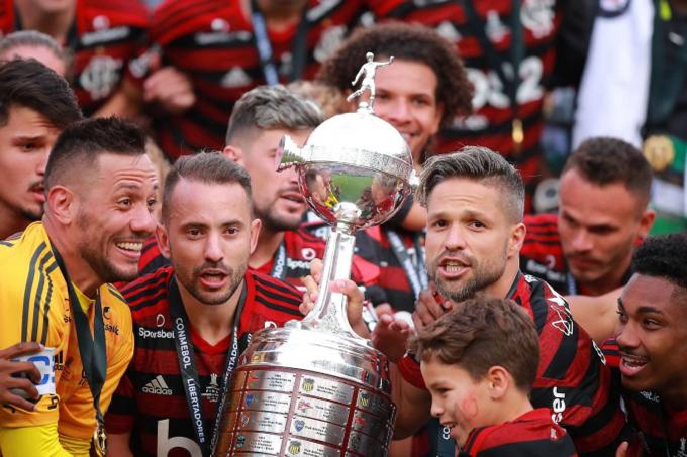 Voo do Flamengo chega ao Rio com atraso; torcida já festeja no centro da cidade