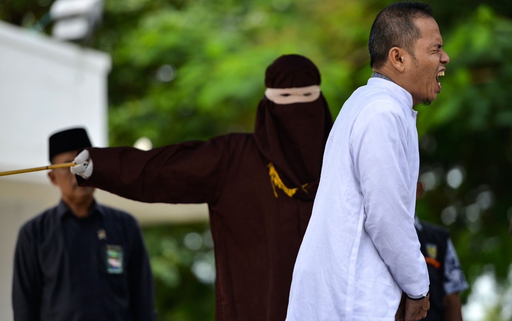 Líder religioso indonésio recebe 28 chibatadas por ter caso com mulher casada