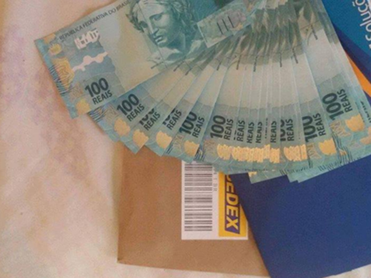 Estelionatários derramam notas de 50 e 100 Reais falsas no comércio