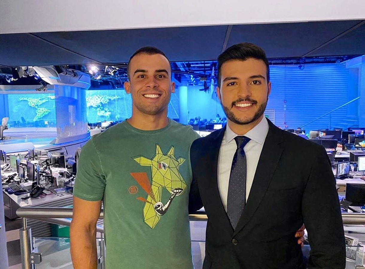 Mãe de apresentador gay do JN, que namora PM de Rondônia, rebate homofóbicos