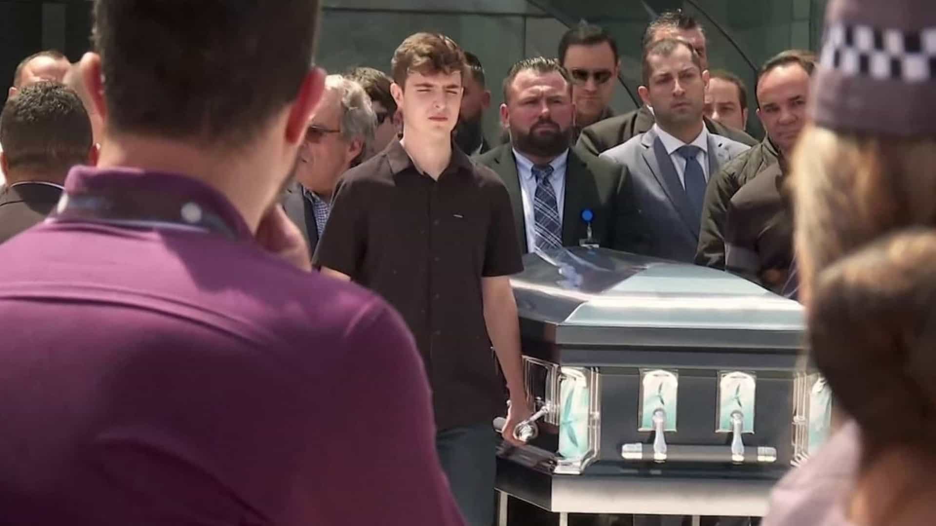 Gugu é enterrado no mesmo dia do sepultamento do pai há 10 anos