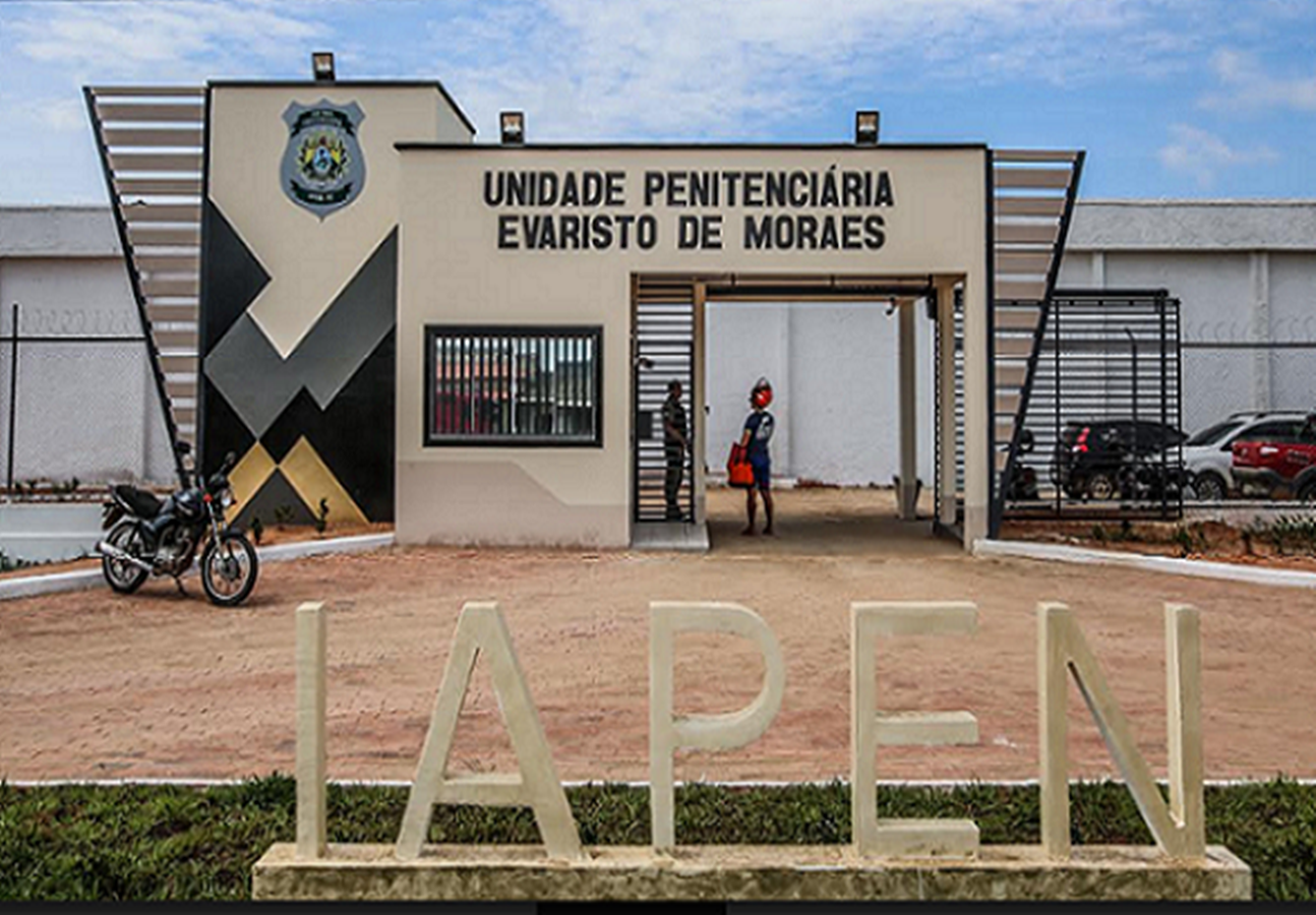 Homens tentam jogar celulares por muro de presídio, mas agentes impedem ação
