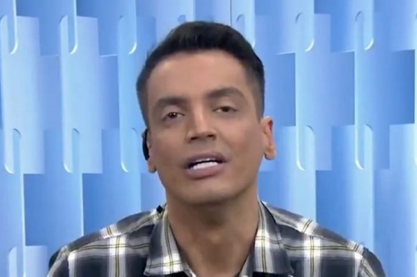 Leo Dias é suspenso do Fofocalizando após reclamar de microfone