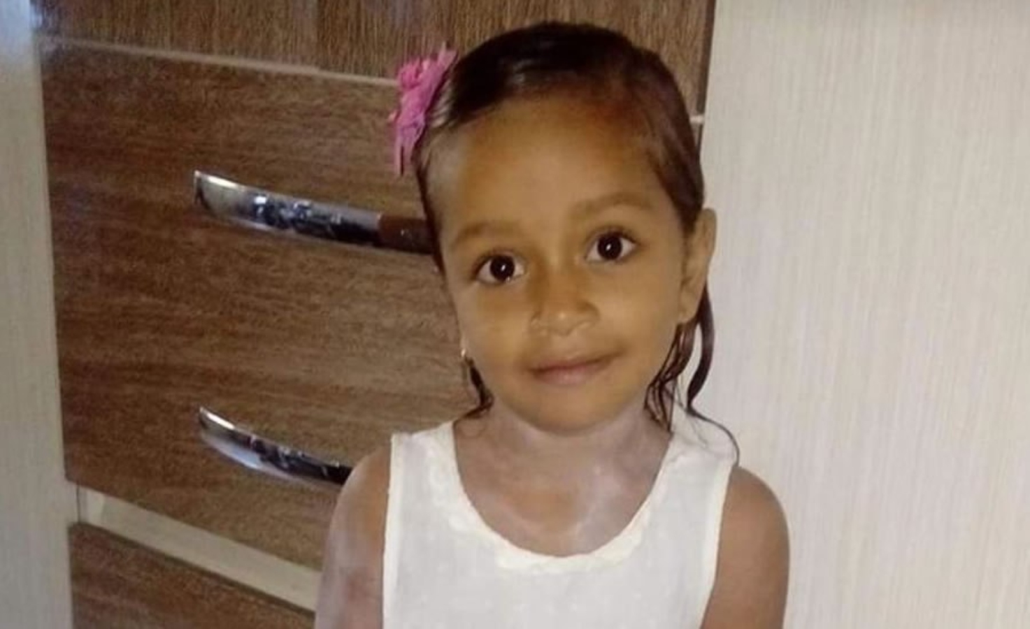 Menina de 5 anos tem cabeça esmagada por roda de ônibus escolar ao cair de bicicleta