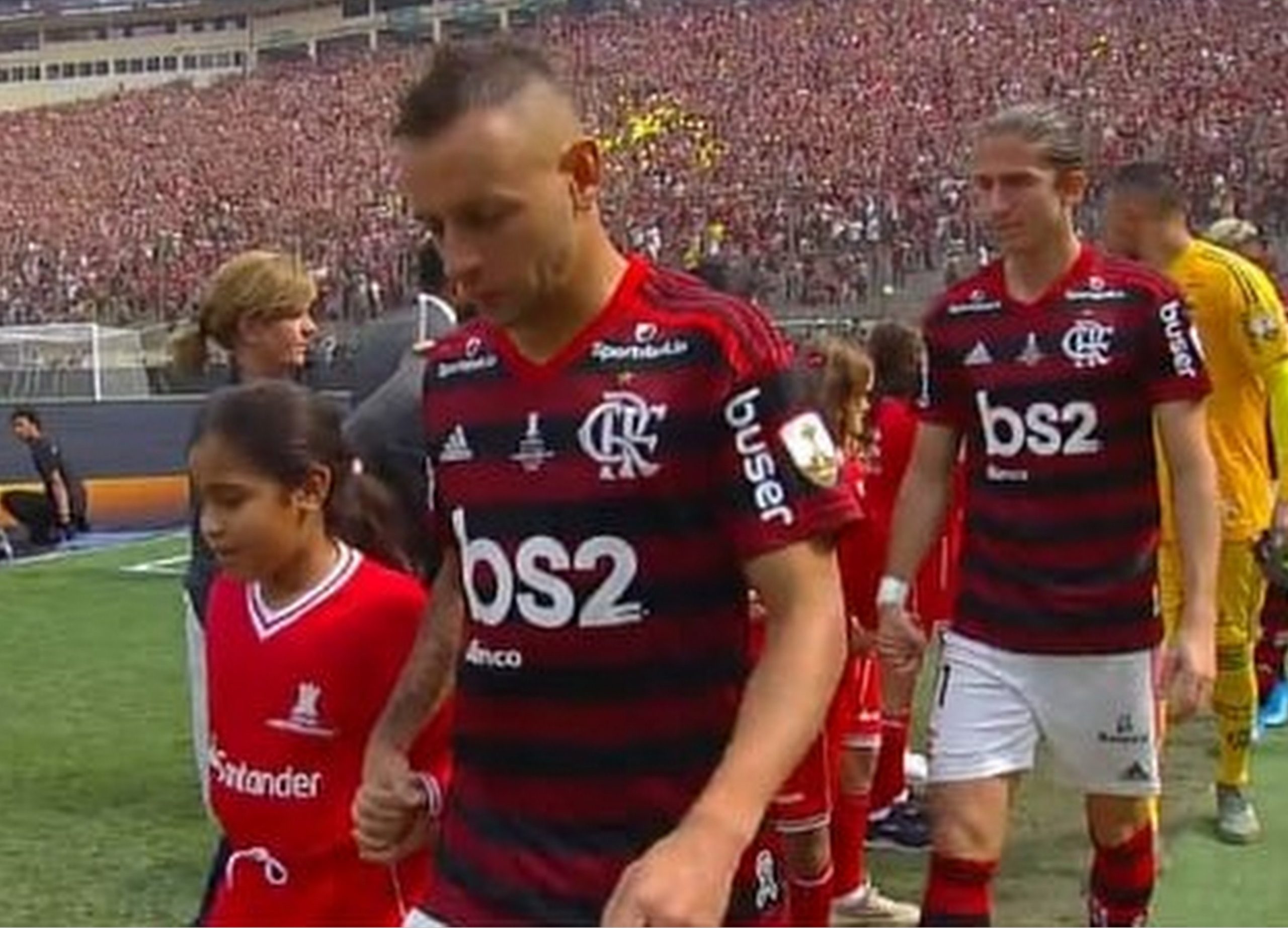 Acreana entra em campo de mãos dadas com Rafinha