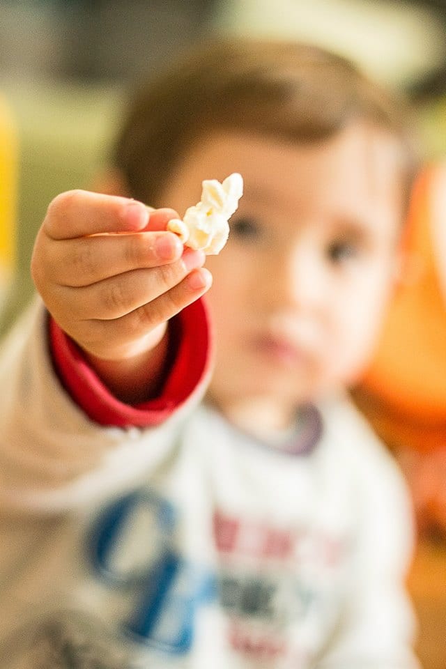 Bebê morre após engasgar com pipoca e milho alojar no pulmão