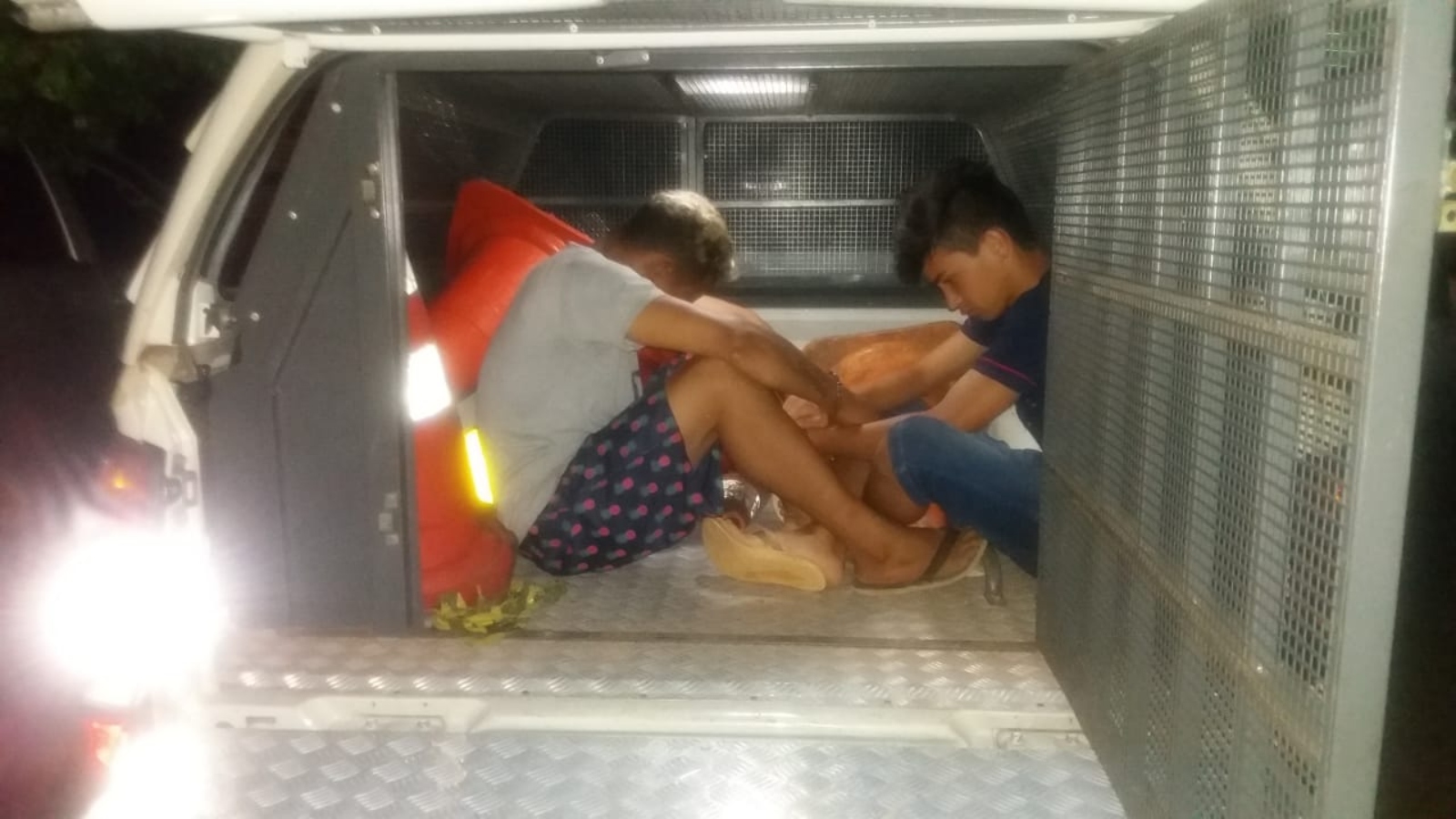Homem é preso e menor apreendido por roubo de carro