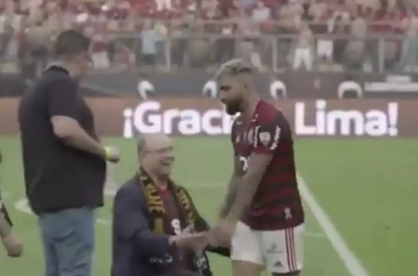 Governador do Rio se ajoelha após vitória do Flamengo e Gabigol ignora