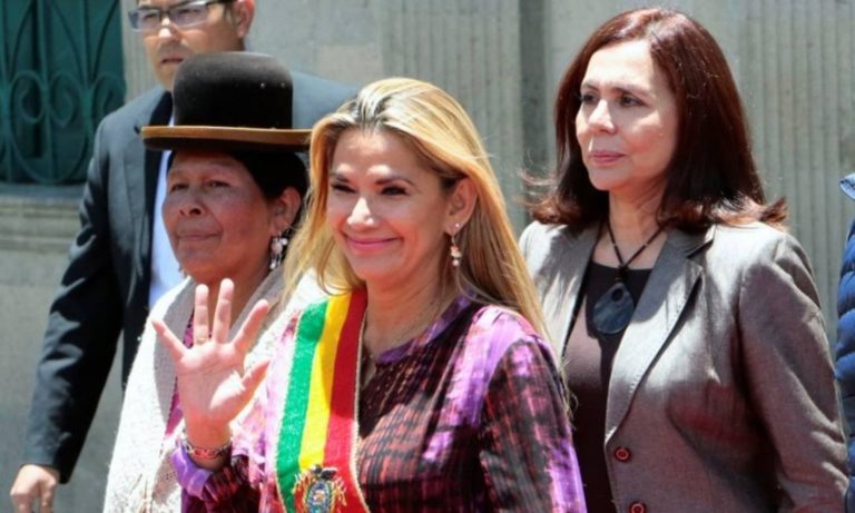Filho de ex-presidente boliviana diz que mãe está se recuperando bem, na prisão