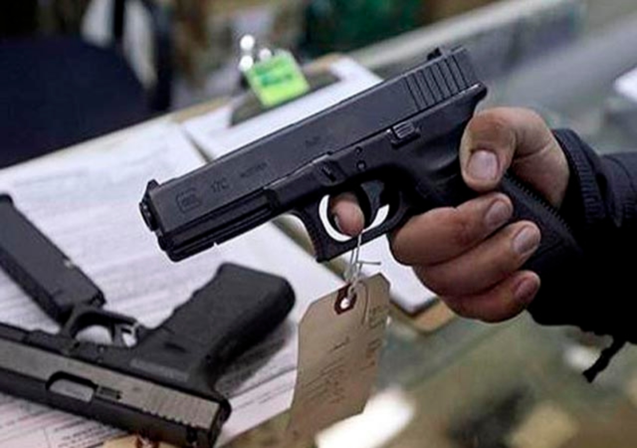 Mulher tenta manusear arma e dispara contra a própria cabeça