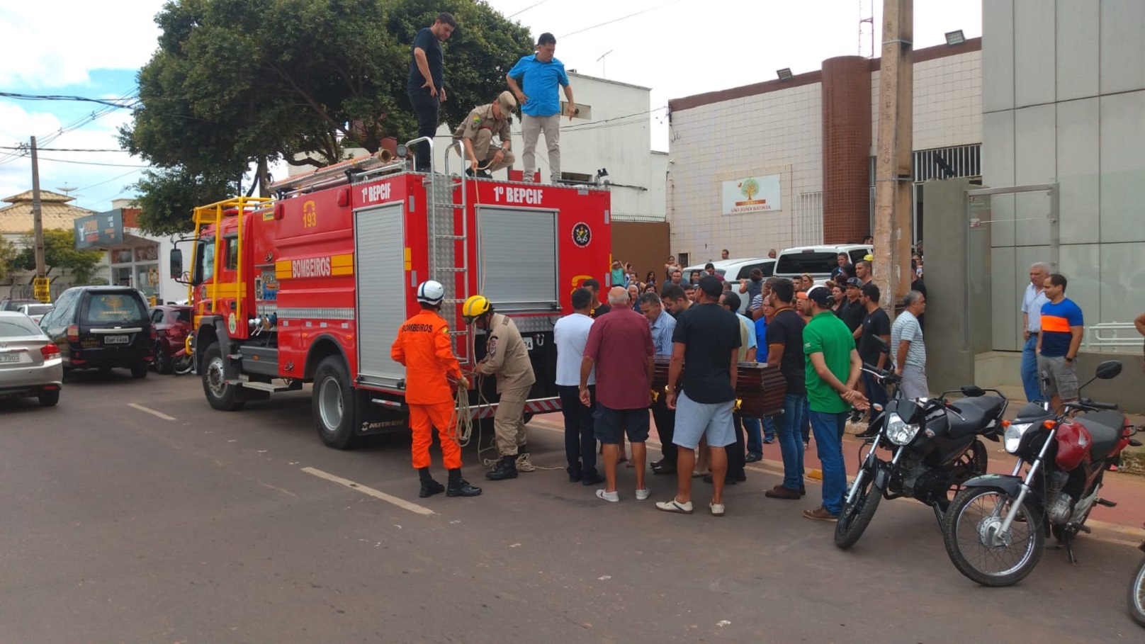 Em cortejo, corpo de Eliazar Machado perfaz pontos onde empresário investiu na capital