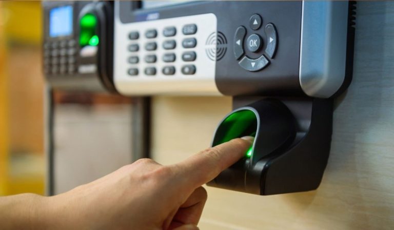 Após servidores faltarem para estudar na Bolívia, Justiça manda prefeitura instalar ponto eletrônico