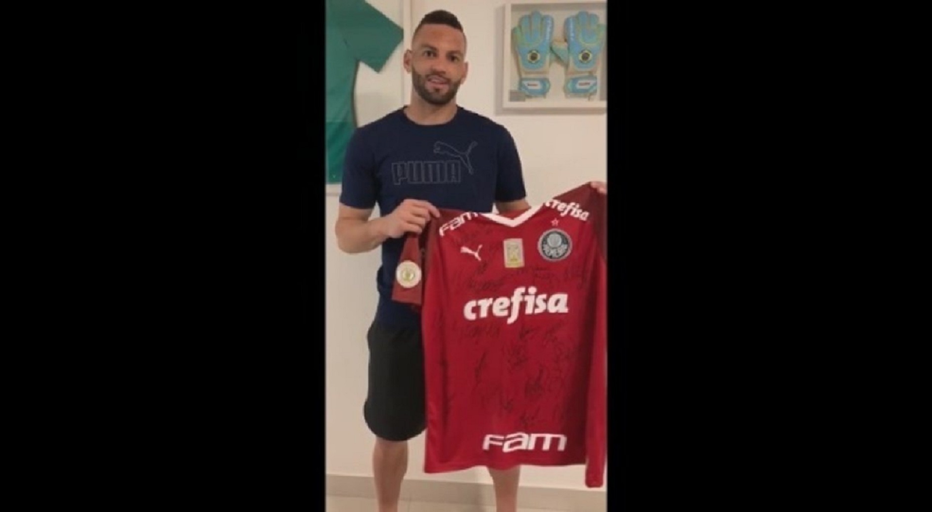 No AC, criança com deficiência ganha camisa do goleiro Weverton