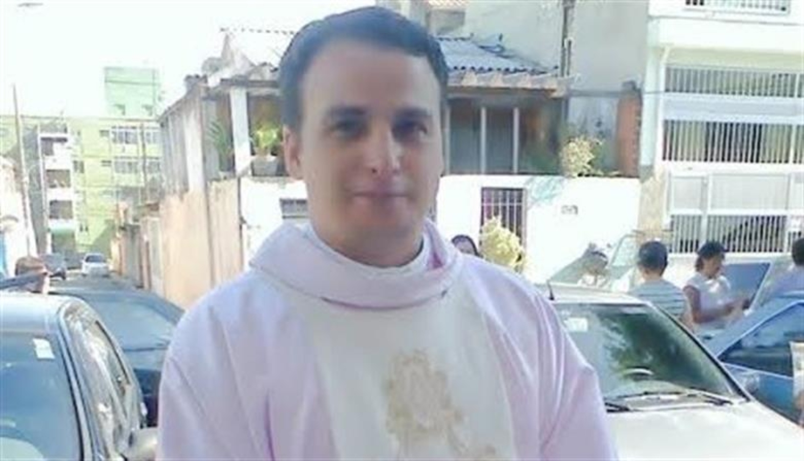 Padre é preso após fazer sexo oral em garoto no banheiro de shopping